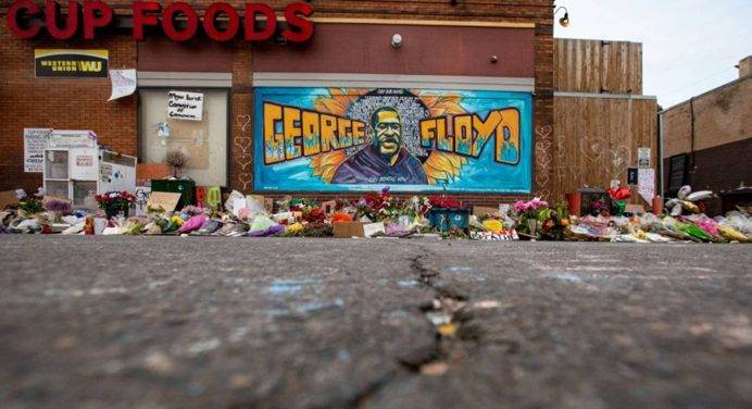 Minneapolis si ferma: in migliaia per commemorare George Floyd