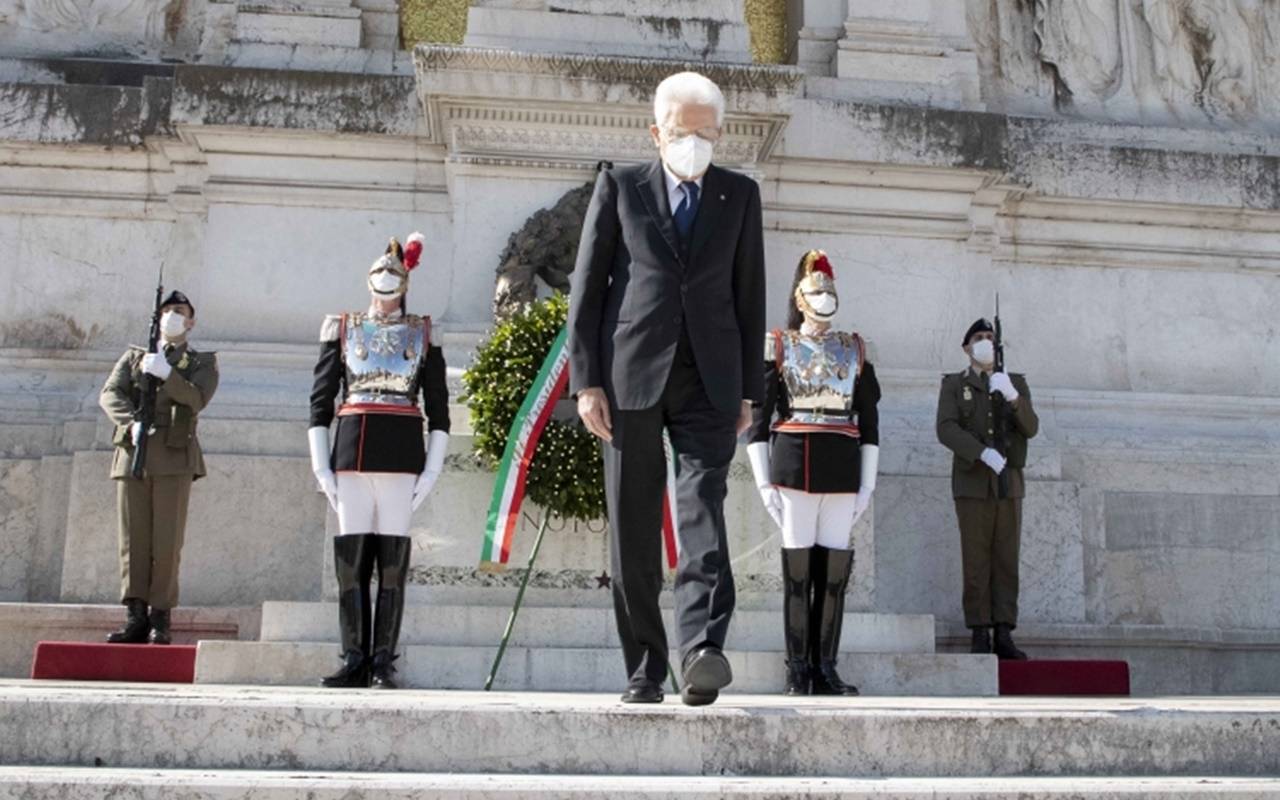 2 giugno, Mattarella all’Altare della Patria: “Responsabilità e coesione: la crisi non è finita”