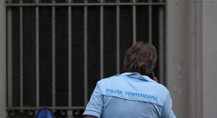 Genova, detenuto attacca e ferisce tre agenti della Penitenziaria