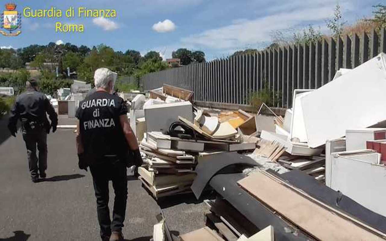 Discarica abusiva con 42 tonnellate rifiuti a Roma, 2 denunce