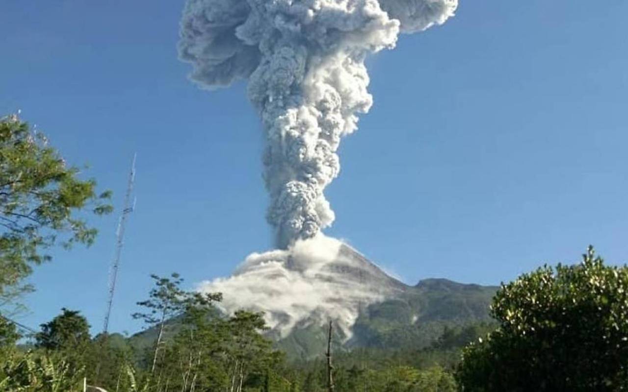 Indonesia, si risveglia il vulcano Merapi: colonna di cenere su Yogyakarta
