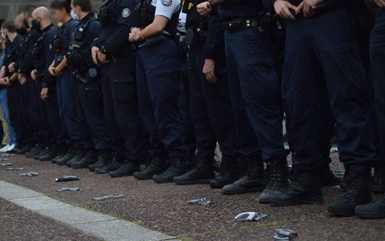 Francia, divieto di stretta al collo: Polizia in protesta ma pesa il caso Adama Traoré
