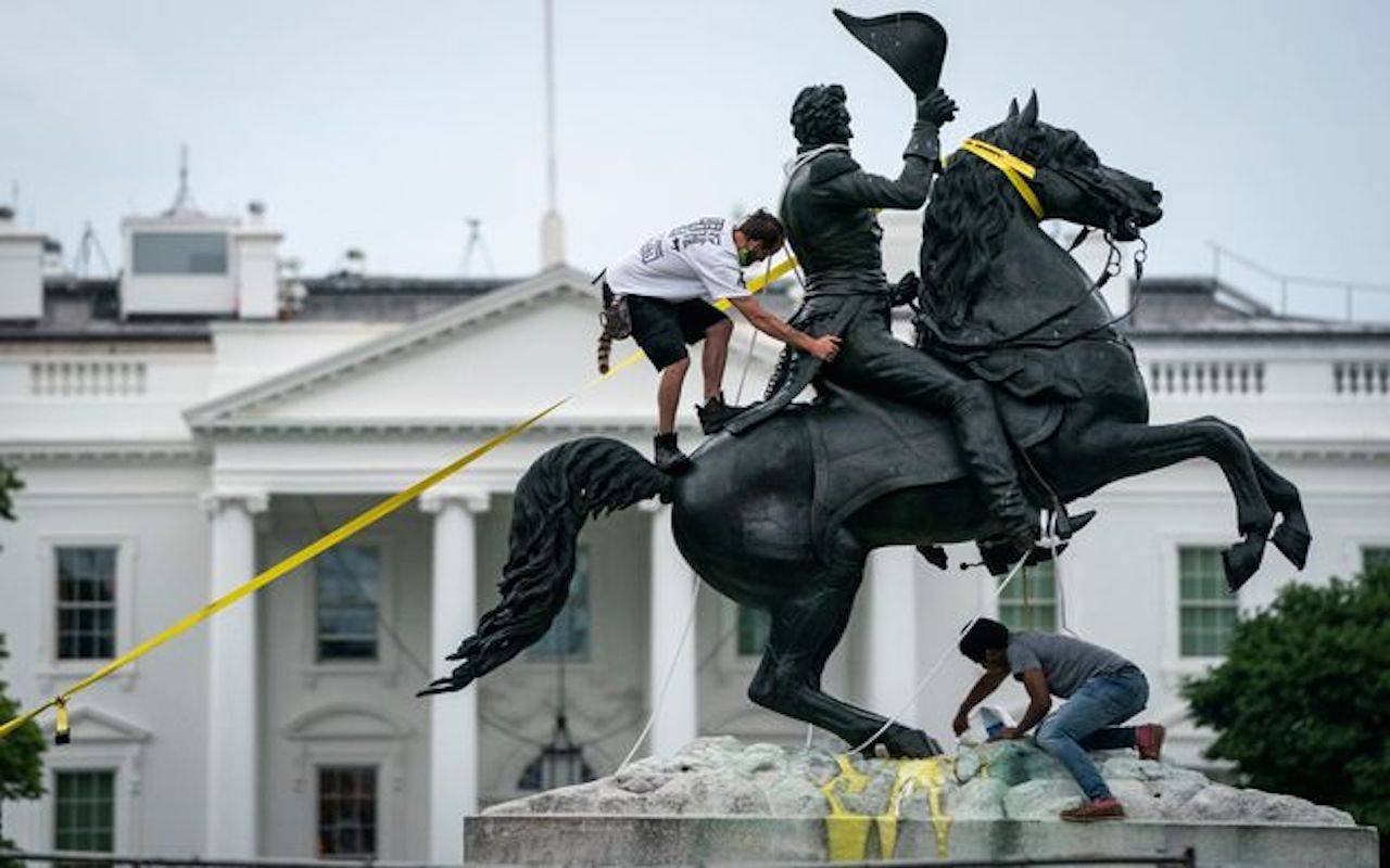 Tensione alla Casa Bianca, i manifestanti tentano di rimuovere la statua di Jackson