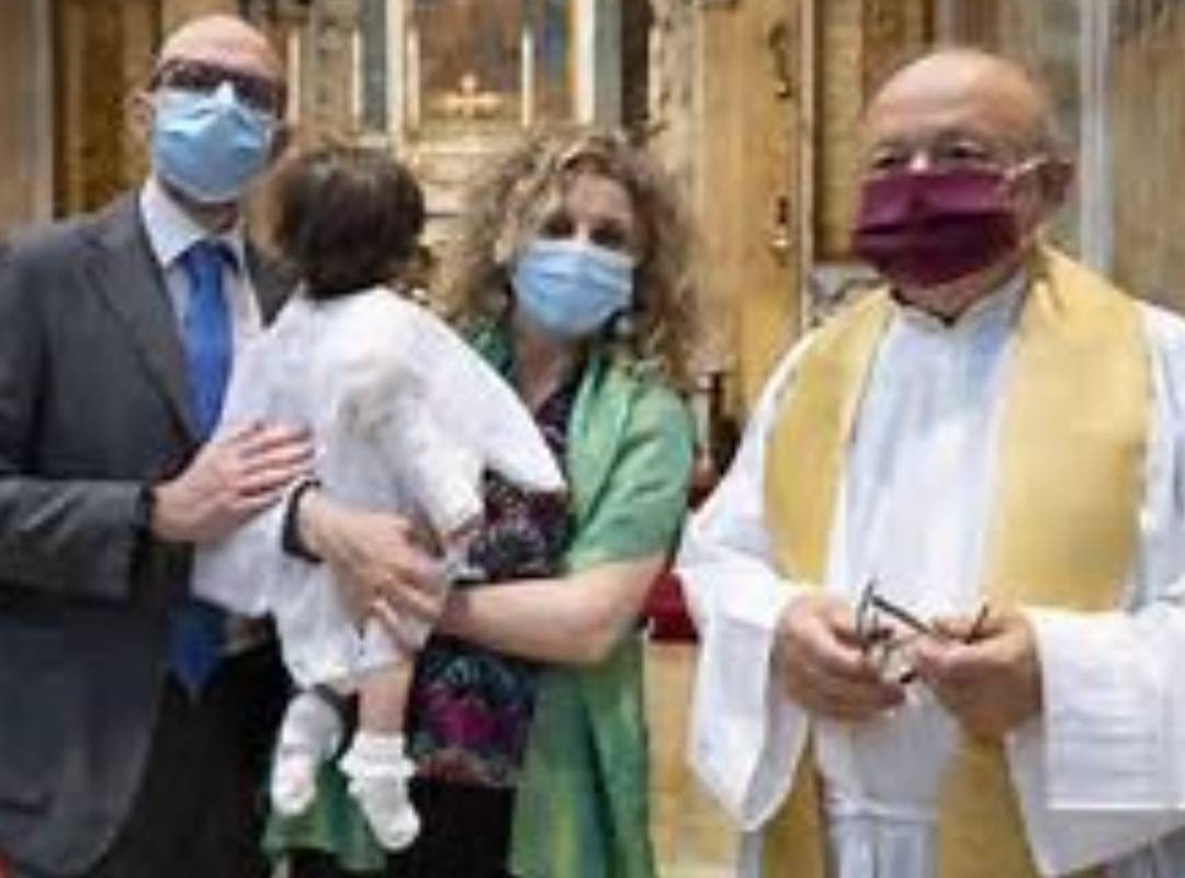 Primo battesimo in Vaticano dopo il lockdown