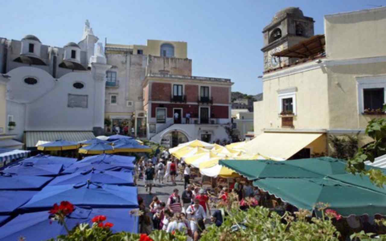 Capri: mascherine obbligatorie anche all’aperto nel week end