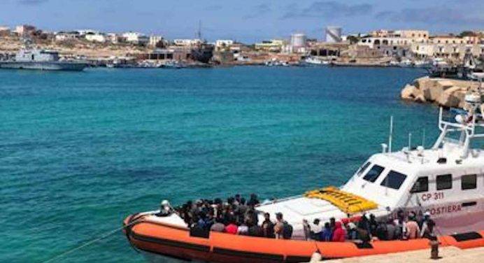 Lampedusa, affondato un barchino con 42 migranti a bordo