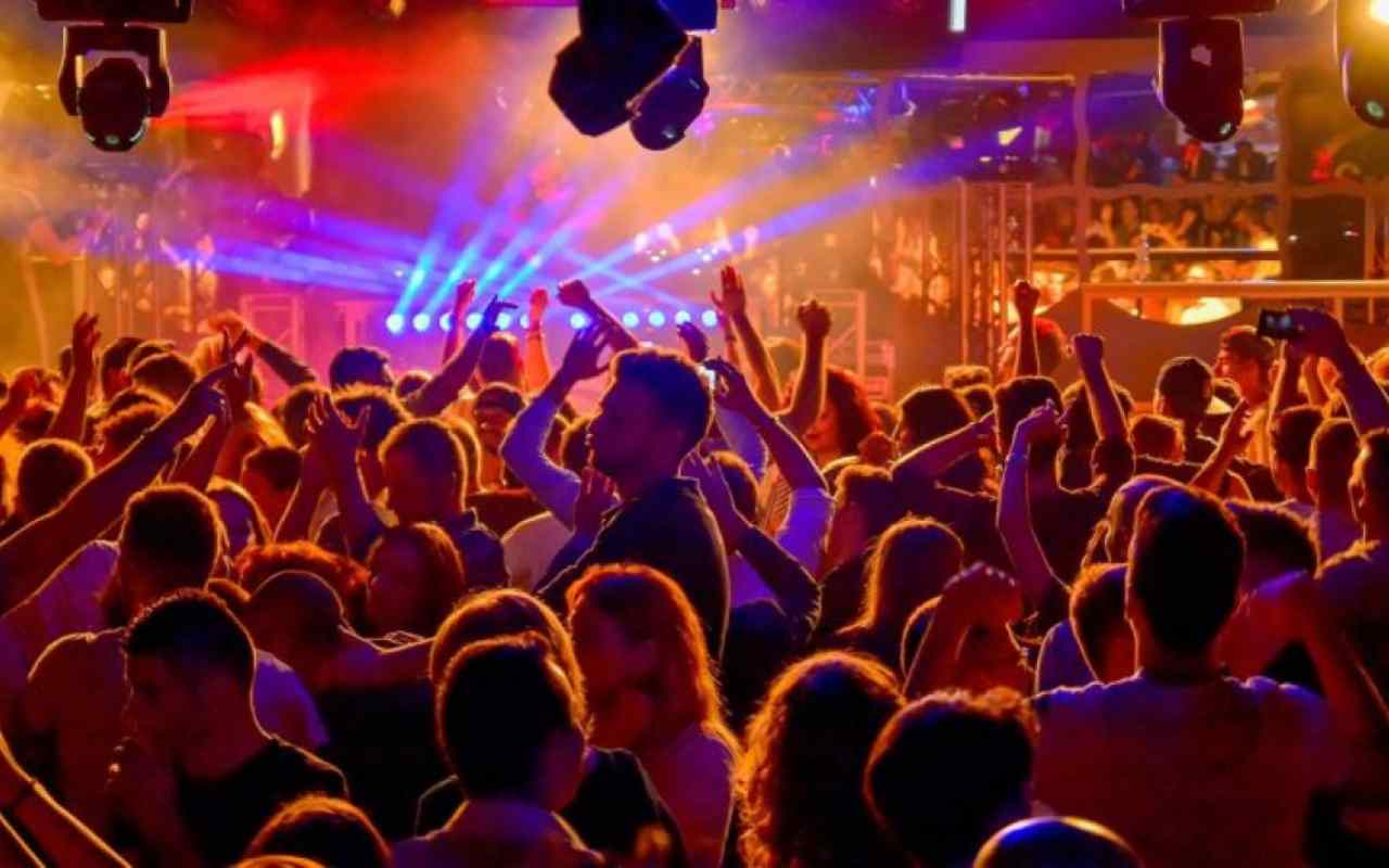 Siae: “Surreale la scelta del Cts sulle riaperture delle discoteche al 35%”