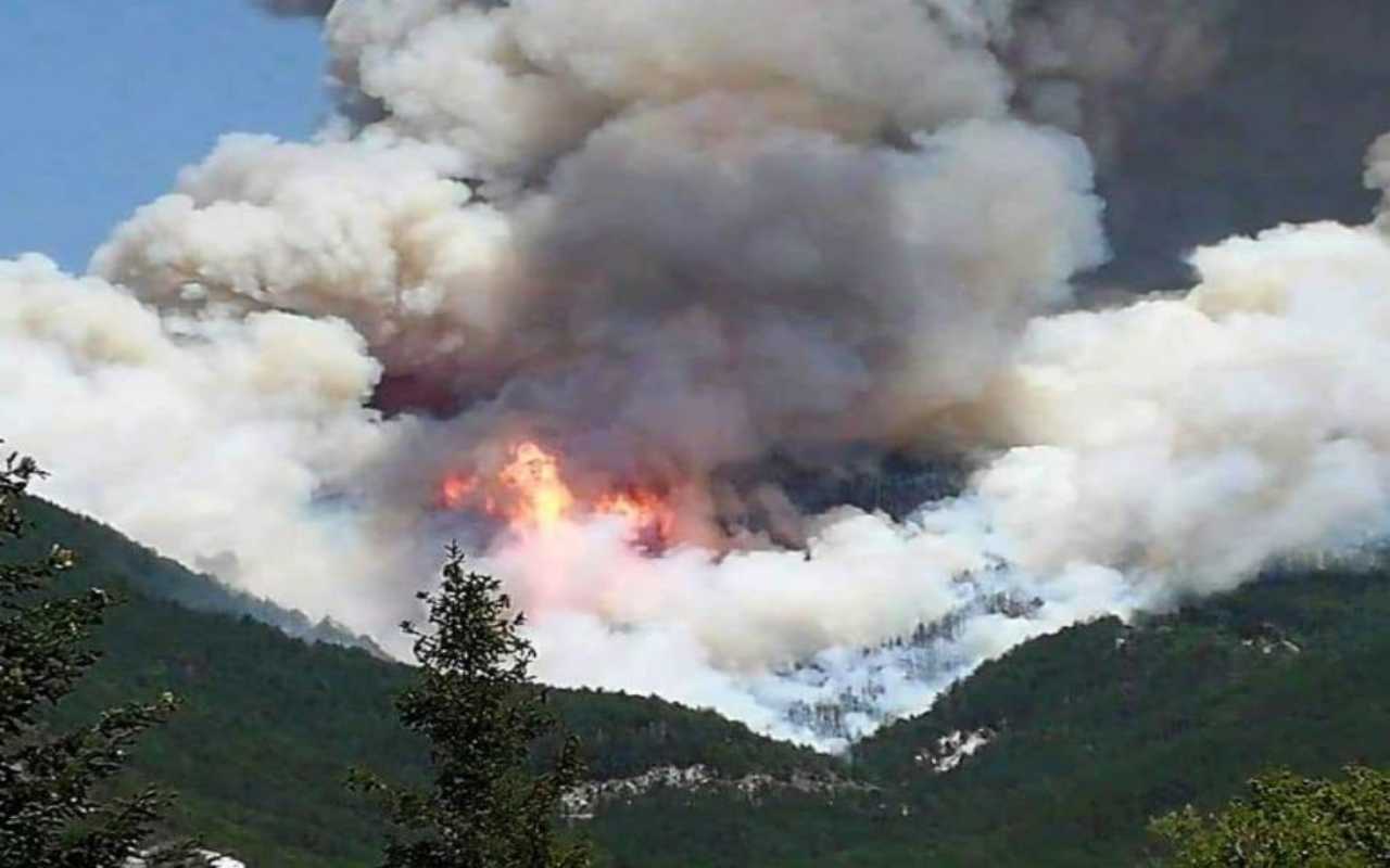 Parco del Gran Sasso, bruciano 200 ettari di bosco