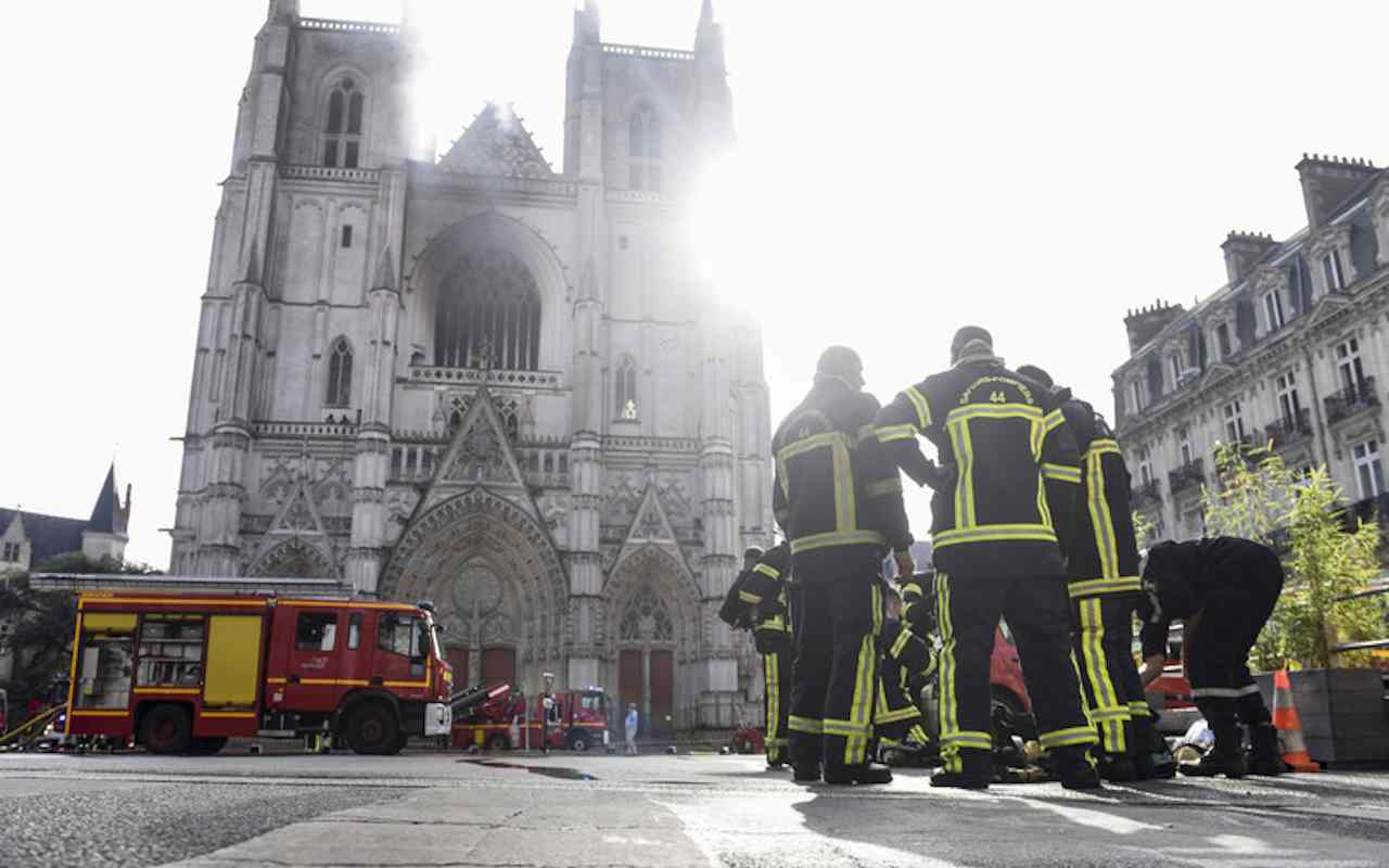 Francia, rogo nella cattedrale di Nantes: “Incendio doloso, distrutto l’organo”