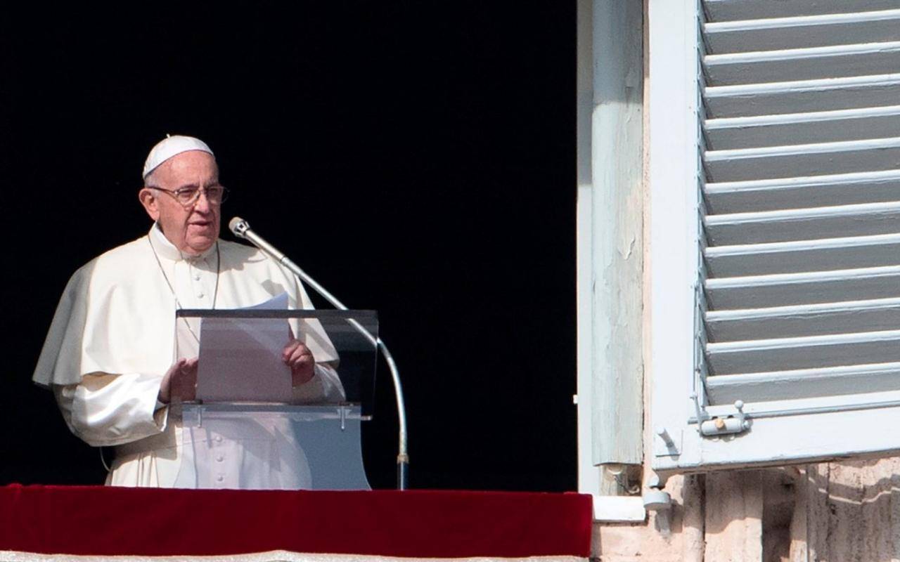 Papa all’Angelus: “La croce non va ridotta a oggetto scaramantico”. Appello per il dialogo nel Mediterraneo