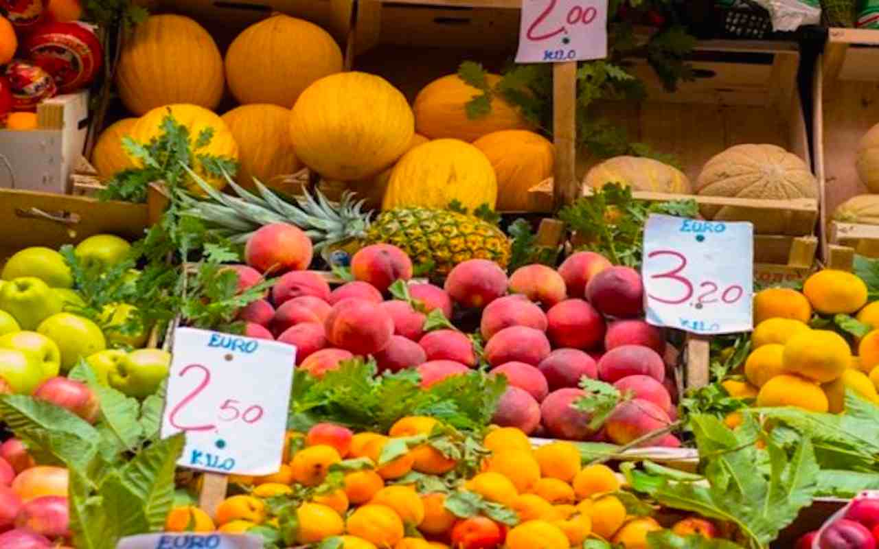 Chi specula sul coronavirus: sale il prezzo della frutta (+8%)