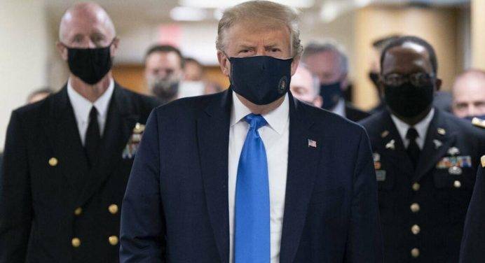 Coronavirus, boom di contagi. Trump usa la mascherina per la prima volta in pubblico
