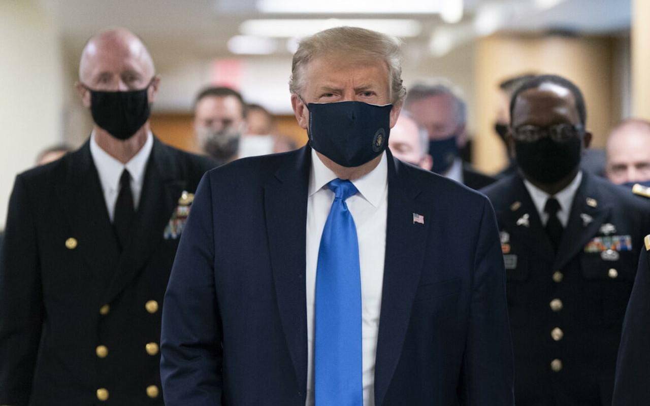 Coronavirus, boom di contagi. Trump usa la mascherina per la prima volta in pubblico