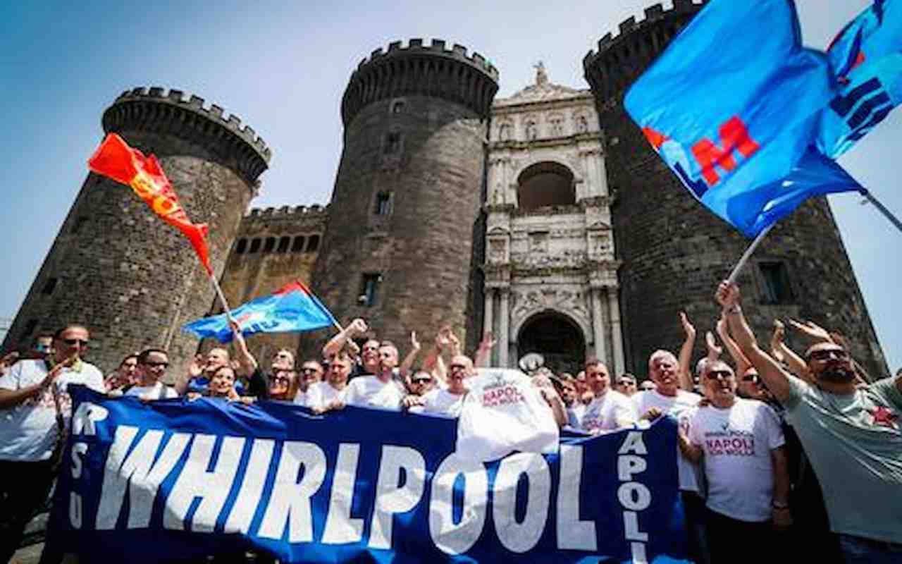 Chiude lo stabilimento Whirlpool di Napoli: decisa la data