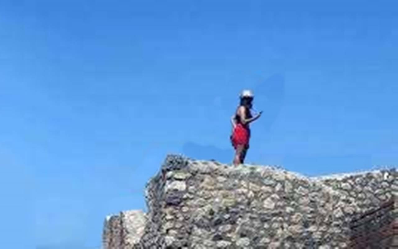 Si arrampica sul tetto delle Terme per un selfie: choc a Pompei