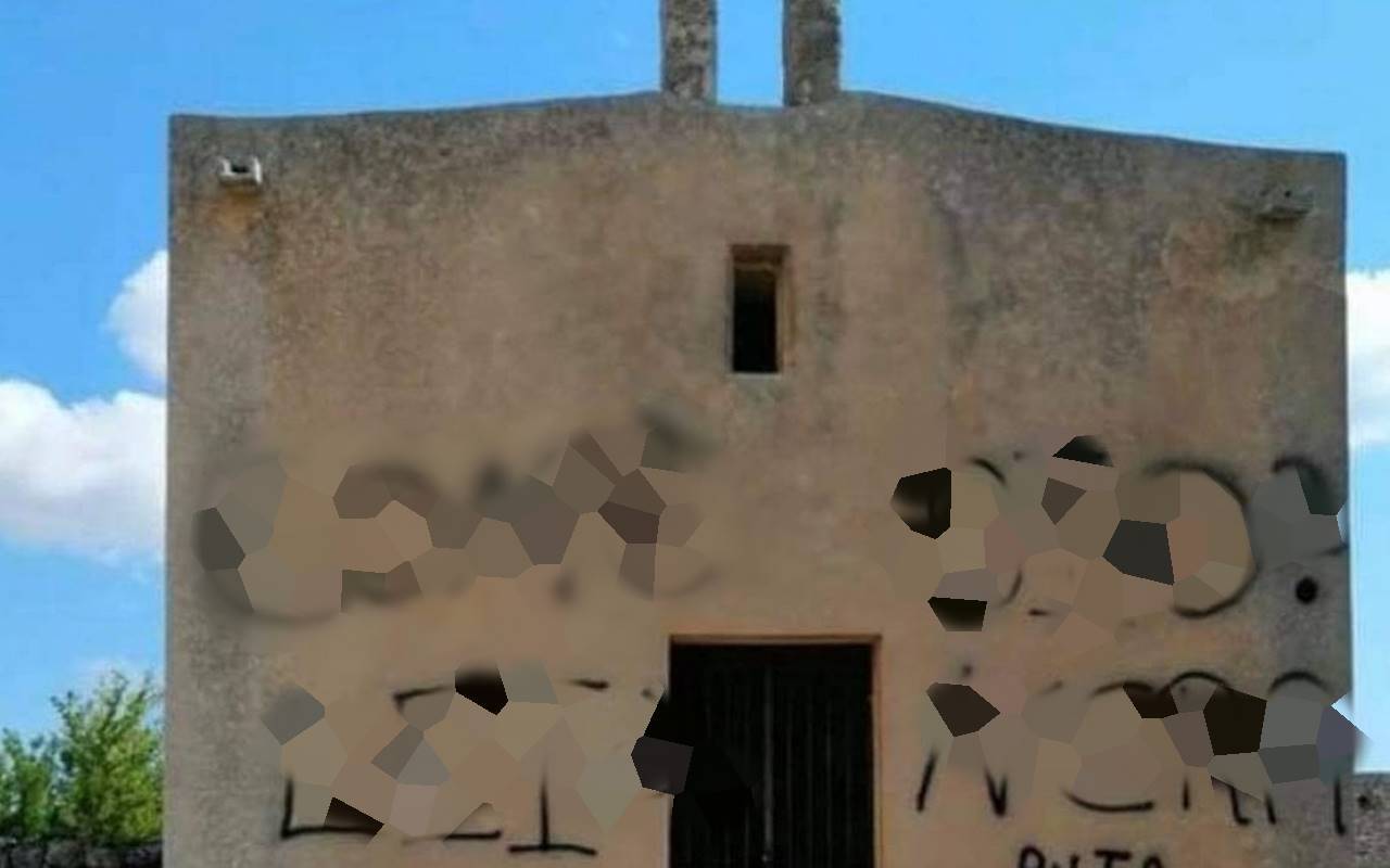 Scritte blasfeme sulla chiesetta rurale di Alessano: sfregiato un patrimonio salentino