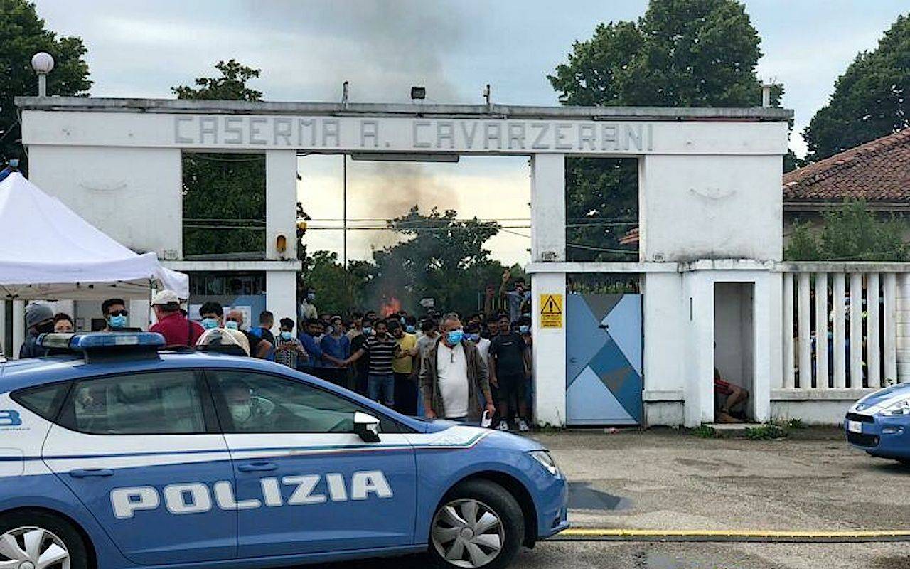 “Fateci uscire”: sommossa dei migranti alla Cavarzerani di Udine