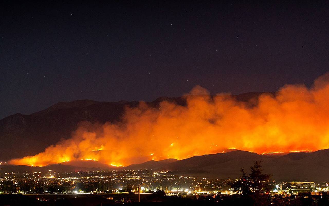 La California brucia: colossale incendio a est di Los Angeles