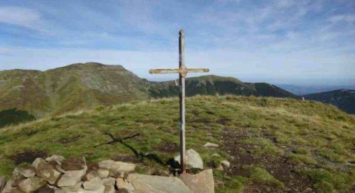 Monte Gennaio, sdegno e rabbia per la croce divelta