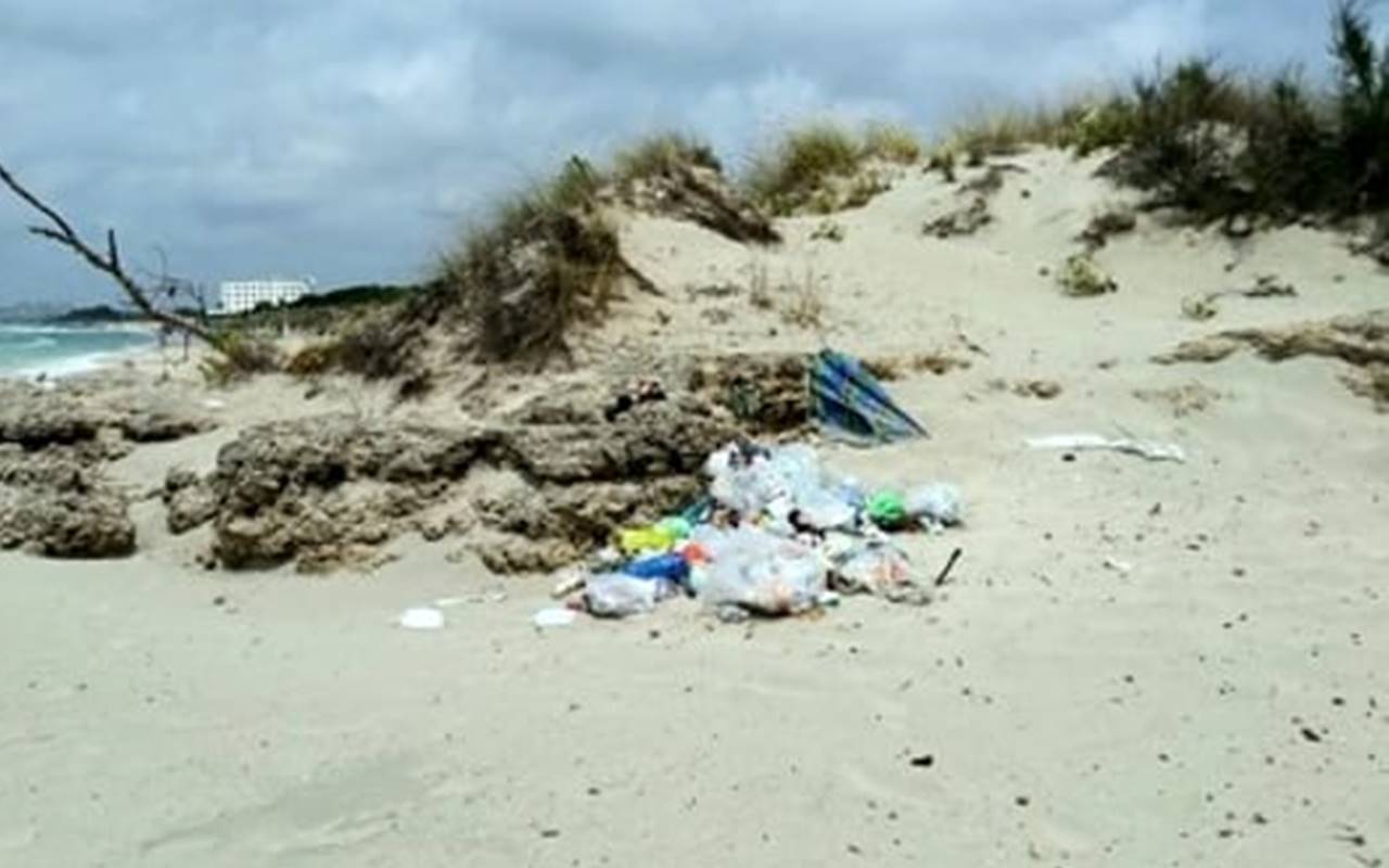 Rifiuti in spiaggia a Gallipoli: spazzatura e bottiglie in un’area protetta