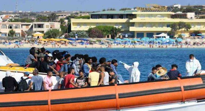 Lampedusa, al via i trasferimenti di 300 migranti dall’isola