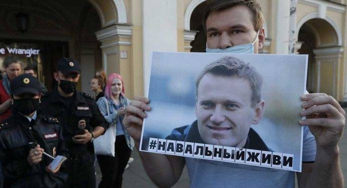 Navalny: polizia russa vuole interrogarlo in Germania “sporco gioco inscenato”