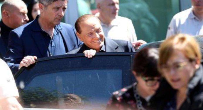 Berlusconi, il bollettino: a rischio per patologie pregresse. Situazione costante