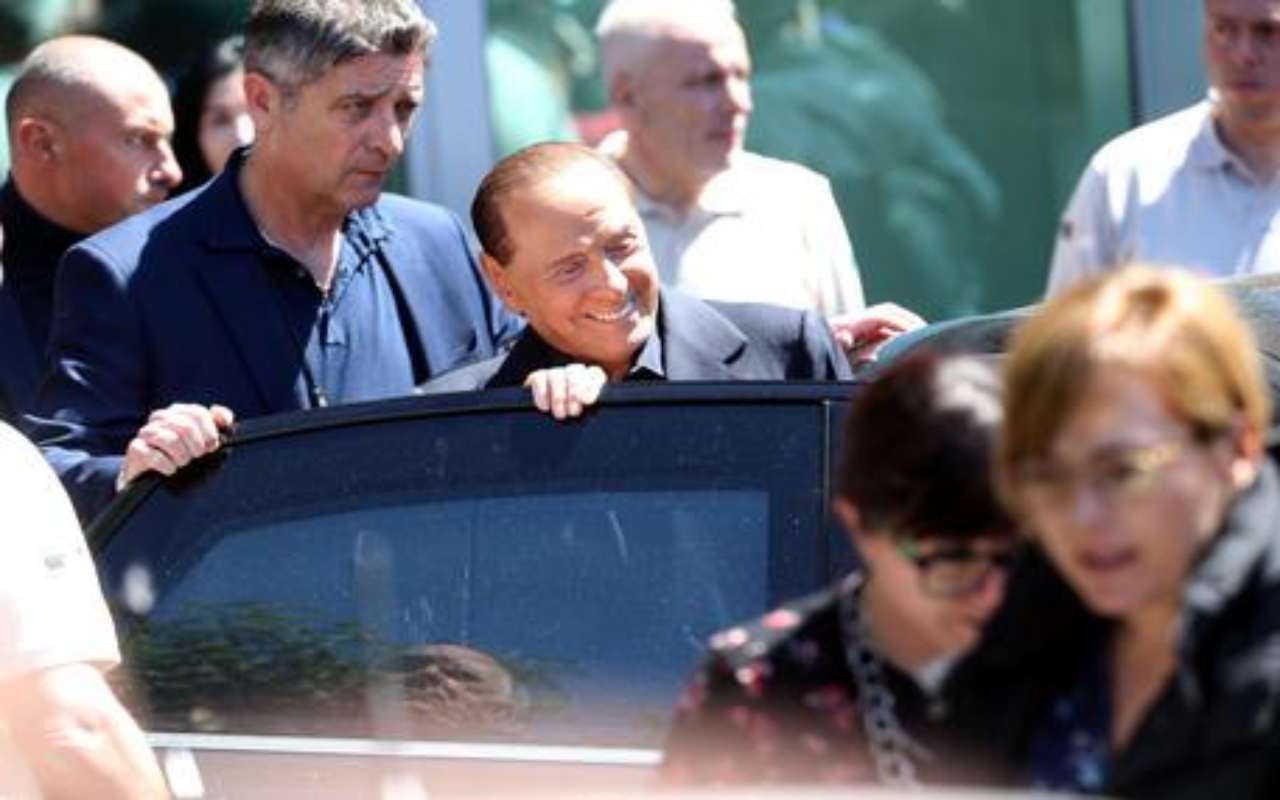 Berlusconi, il bollettino: a rischio per patologie pregresse. Situazione costante