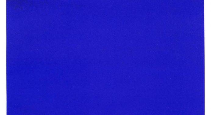Il Blu di Klein è un abbraccio cosmico, vellutato, che impregna l’atmosfera.