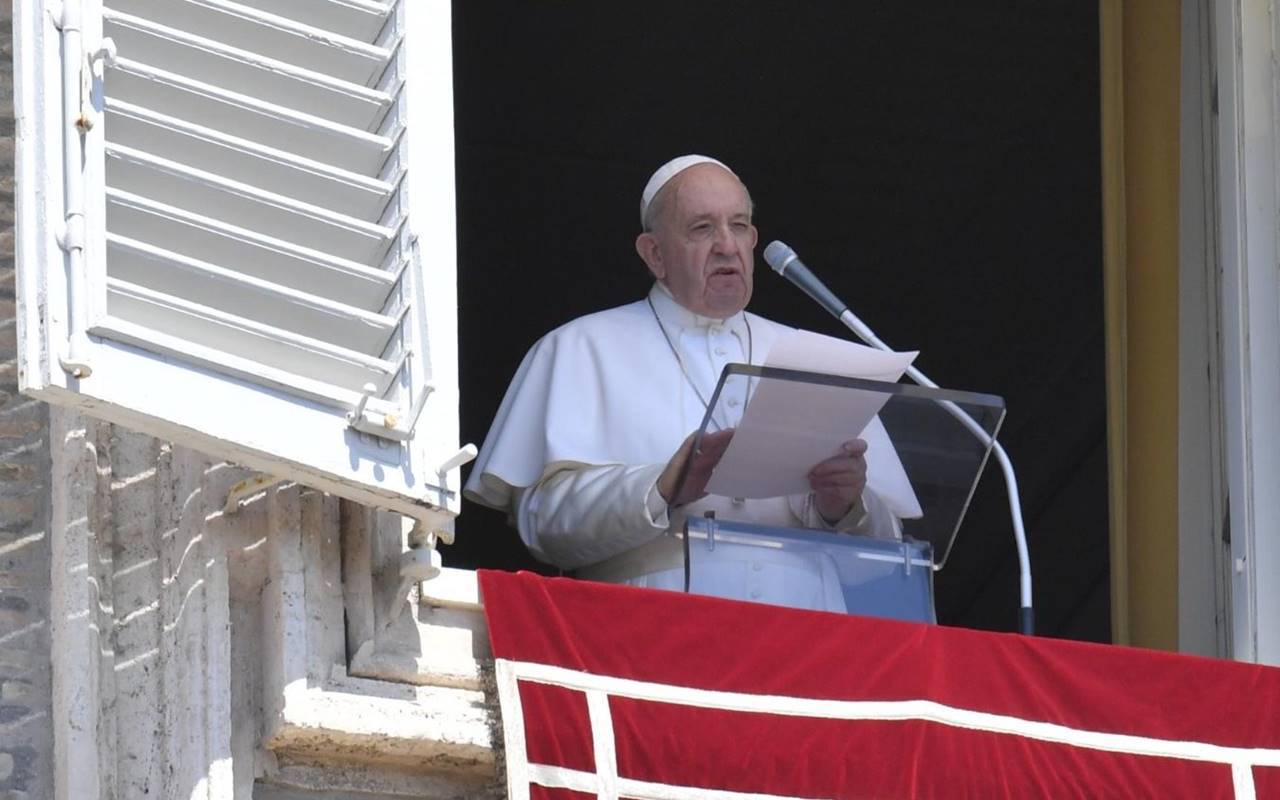 Angelus, l’appello del Papa: “Cessino gli scontri nel Caucaso”