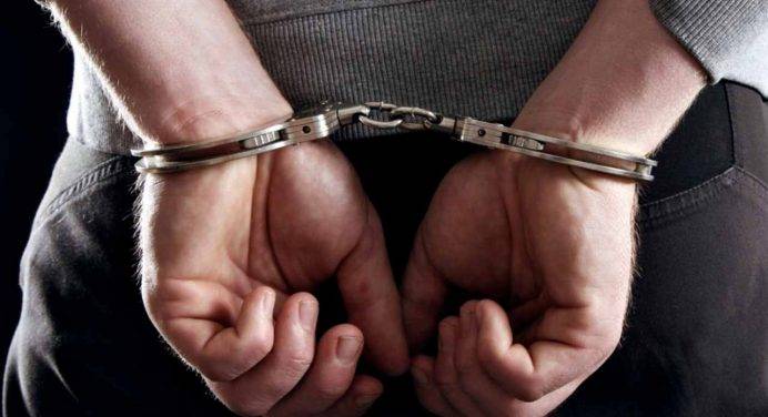 Scarpe e vestiti griffati in cambio di prestazioni sessuali: arrestato