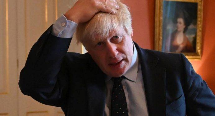 Va in confusione il Primo Ministro Boris Johnson sulle norme anti Covid-19.