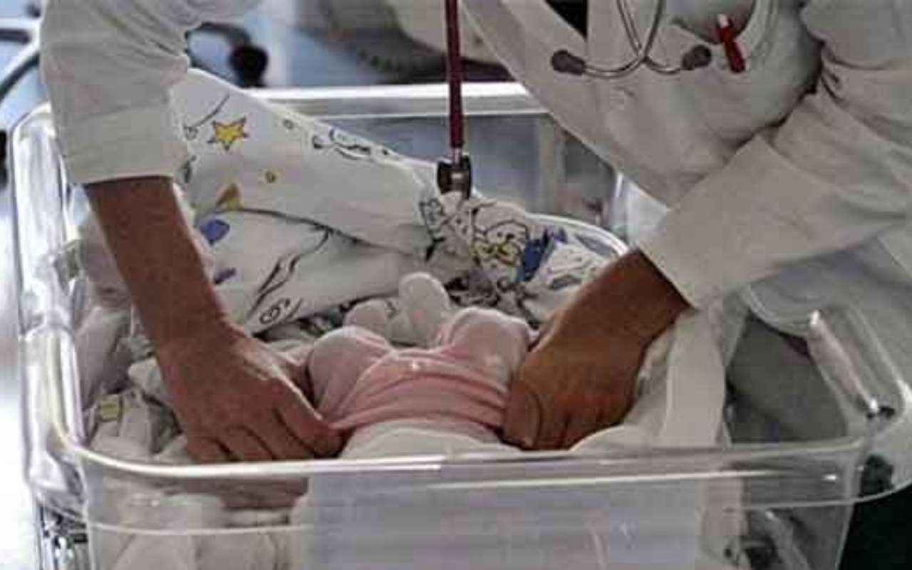 Monza: neonata abbandonata in una scatola vicino all’ospedale