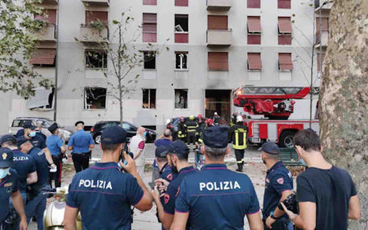 Esplosione in una palazzina a Milano: gas metano la probabile causa