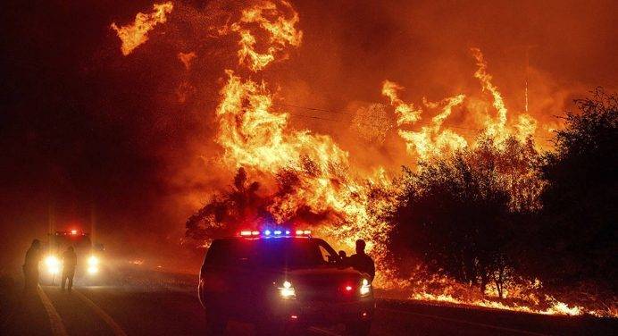 Inferno di fuoco sulla West Coast, Trump vola in California
