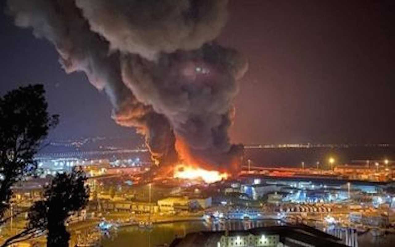 Grande incendio divampato nel porto di Ancona, densa colonna di fumo
