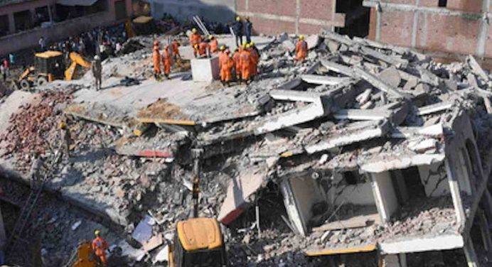 India: crolla edificio di tre piani, diversi morti e dispersi. Le cause