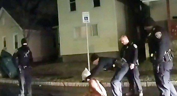Video shock: polizia lo incappuccia, afroamericano muore soffocato