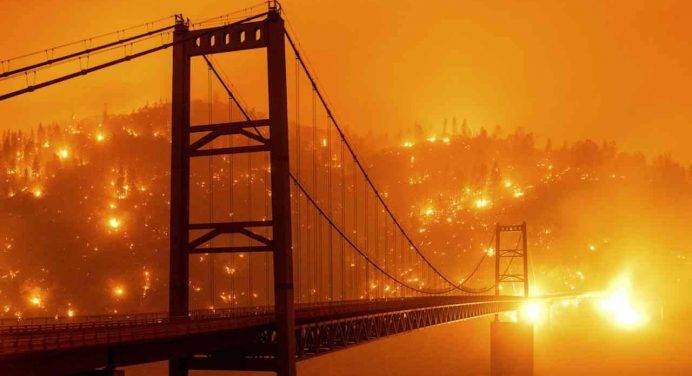 Usa: non si fermano gli incendi California, in aumento morti e dispersi