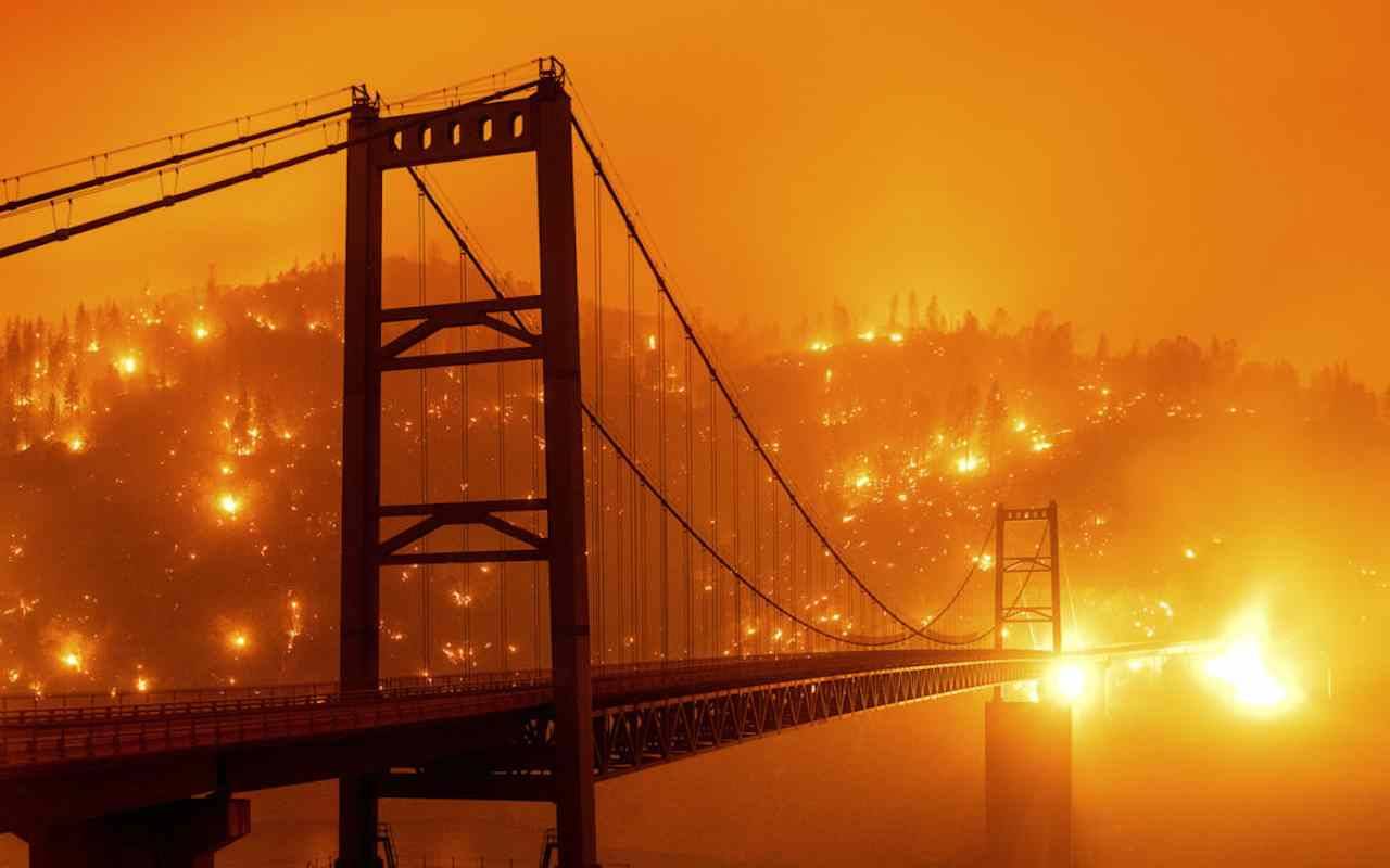 Caldo torrido in Usa: maxi incendio lungo l’autostrada in California