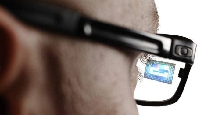 Smart glasses, partnership Facebook-Luxottica per gli occhiali del futuro