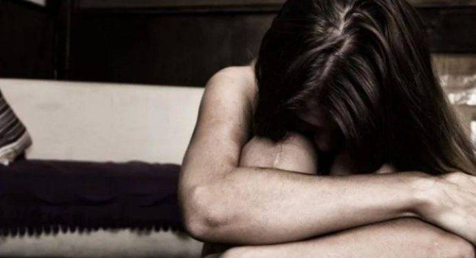 Turiste minorenni violentate, arresti nel Materano. “Stupro di gruppo, erano in otto”