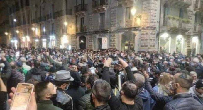 Proteste in Sicilia contro il Dpcm: lanciano bombe carta a Catania