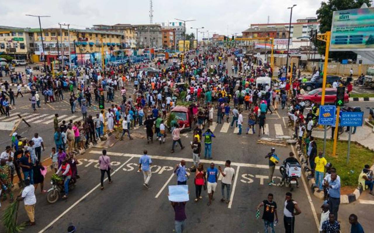 Caos in Nigeria: manifestanti in piazza contro Polizia e autorità
