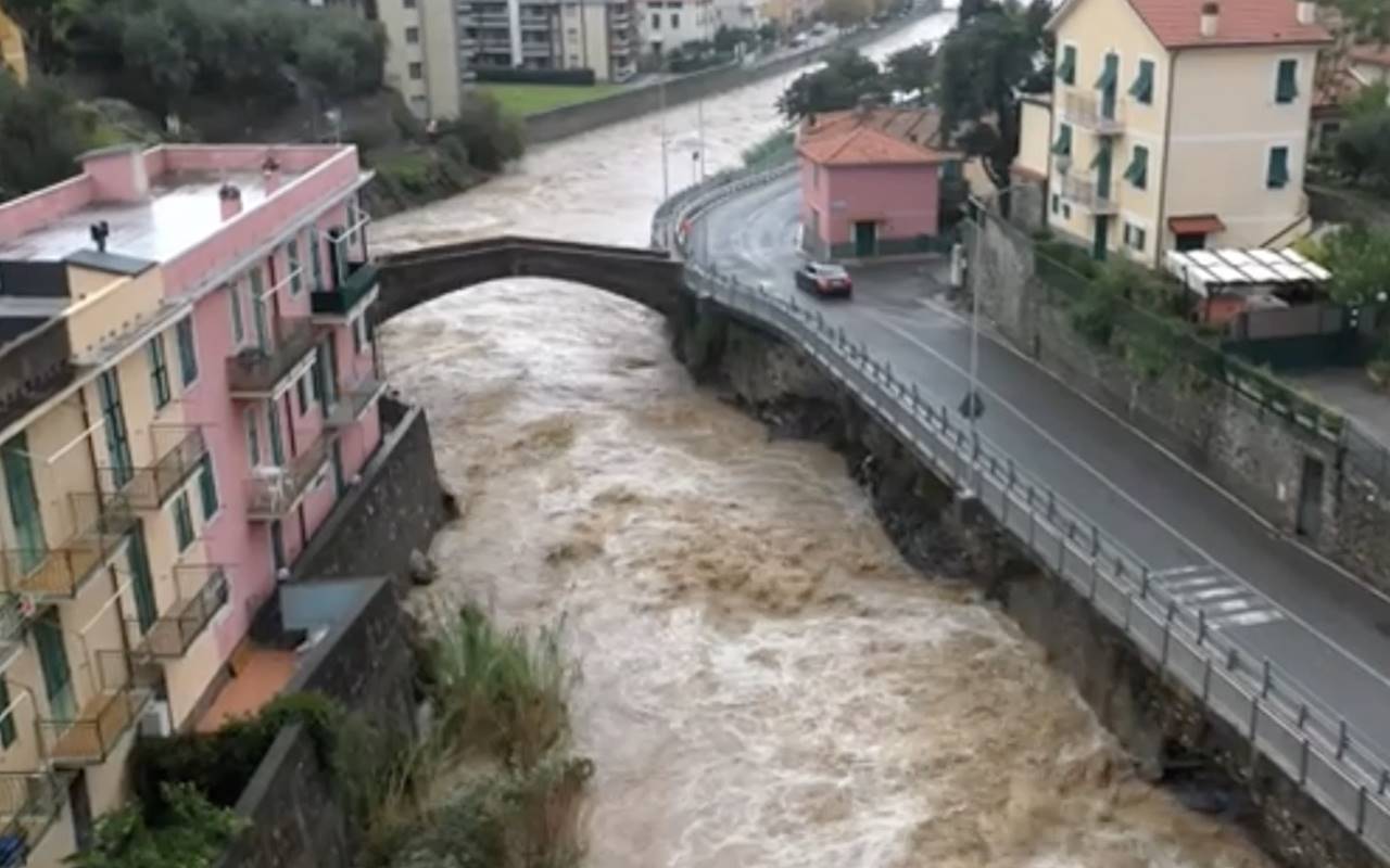 Maltempo in Liguria, tre corpi recuperati. Resta l’allerta meteo