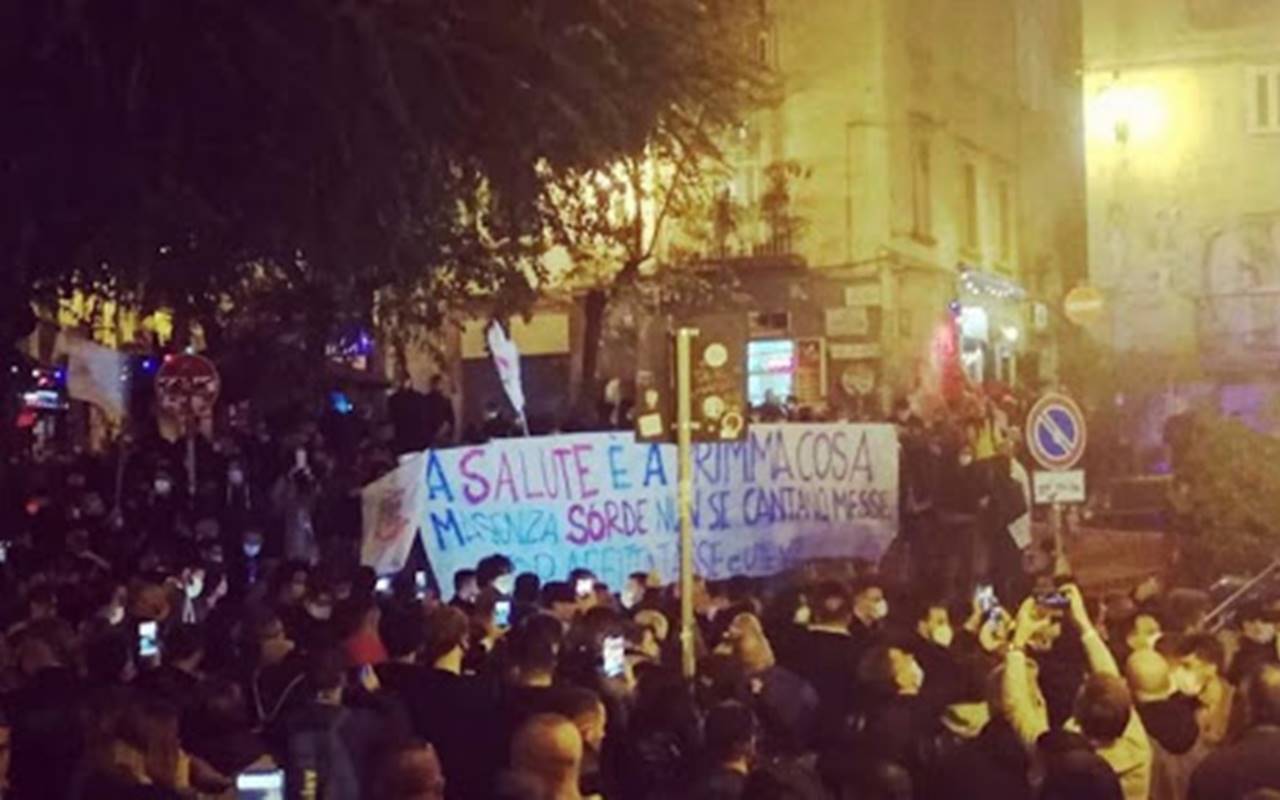 Alta tensione a Napoli, folla in strada contro il coprifuoco