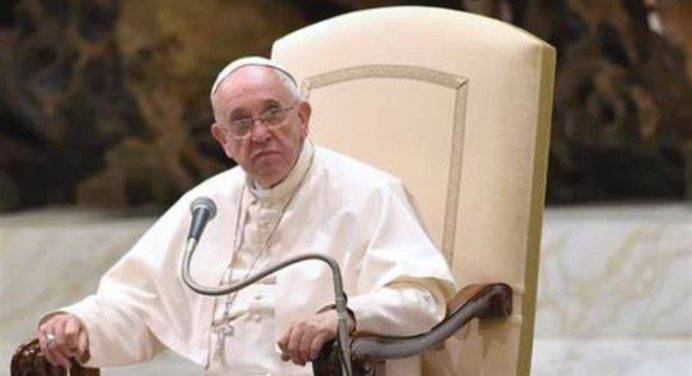 Papa, udienza: firma una copia dell’enciclica ai fedeli