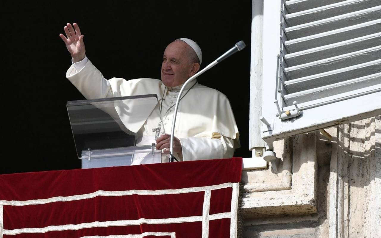 Il Papa all’Angelus: “Fraternità e cura del Creato, l’unica via per pace e sviluppo integrale”