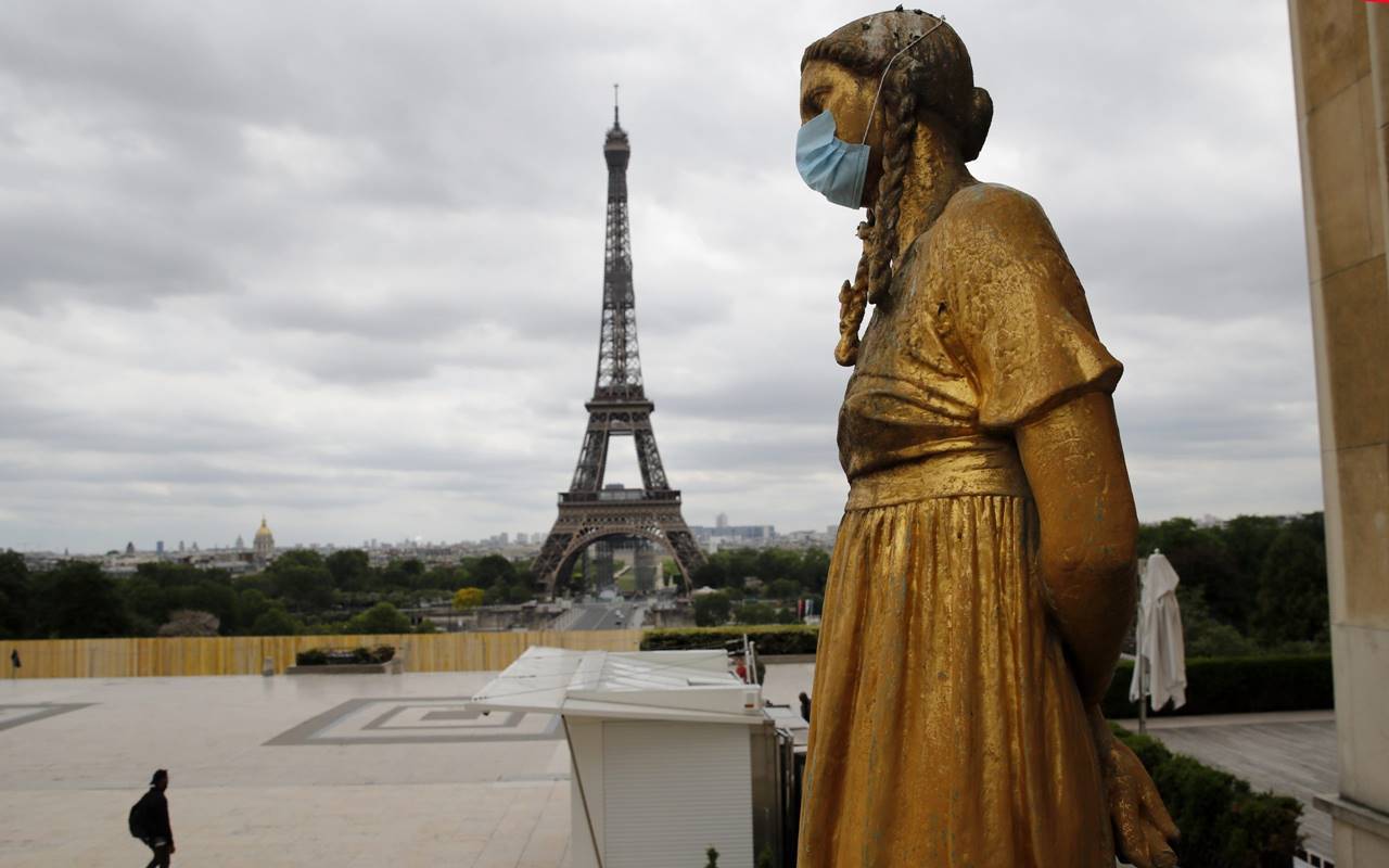 Coronavirus, boom di contagi: Parigi pronta a chiudere bar e café