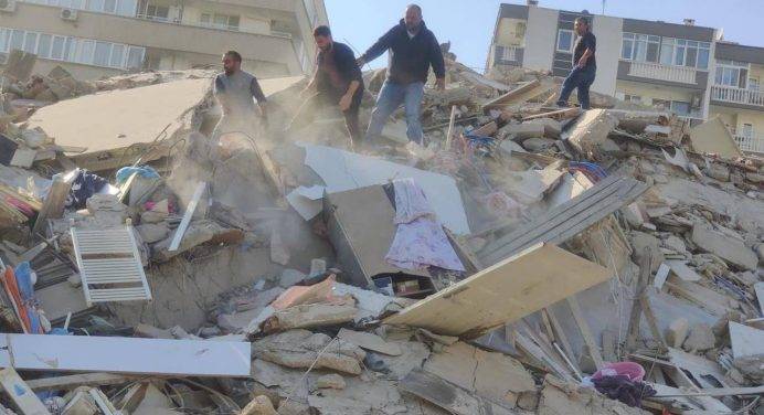Grecia, violento terremoto di 6.7 al largo di Samos: edifici crollati a Smirne